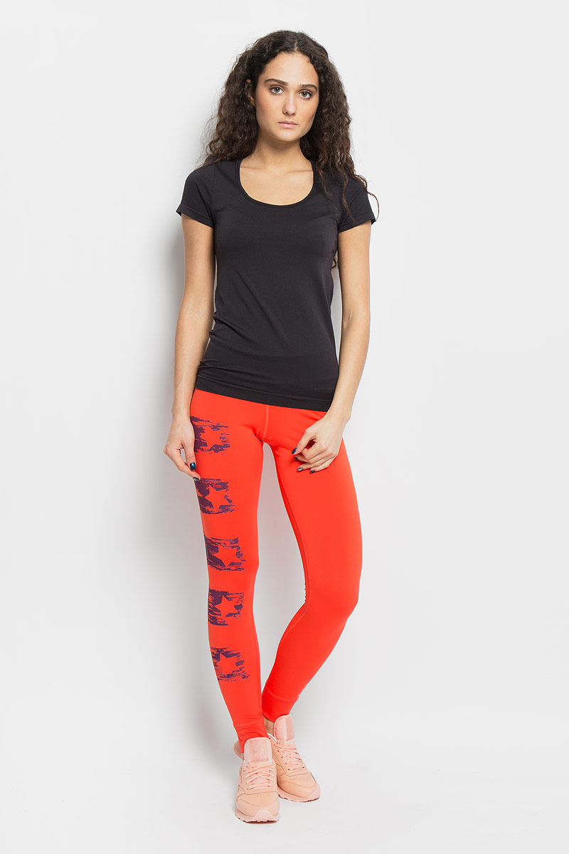 ФутболкаAJ3545 ФутболкаAJ3545Модная женская футболка Reebok Wor Smls SS Top - отличный вариант для любителей активного образа жизни. Изделие выполнено из качественного материала, который приятно облегает фигуру, не сковывая движений. Бесшовная технология плетения защищает от натирания. Футболка с короткими рукавами имеет облегающий крой. Глубокий круглый вырез выгодно подчеркивает все достоинства фигуры. Технология Speedwick отводит излишки тепла и влаги, обеспечивая прохладу. Жаккардовое декоративное оформление на спине и по бокам добавляет стиля. Термоаппликации в виде логотипов Reebok сделают ваш образ более спортивным. Такая футболка станет отличным дополнением к вашему гардеробу и привнесет в ваш образ современный спортивный стиль.
