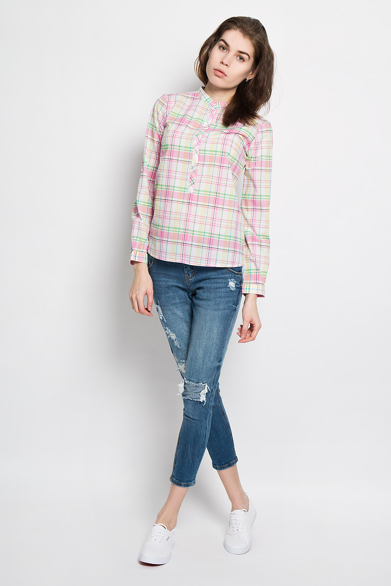 БлузкаB-112/713-6173 БлузкаB-112/713-6173Стильная женская рубашка Sela Casual, выполненная из натурального хлопка, прекрасно подойдет для повседневной носки. Материал очень легкий, мягкий и приятный на ощупь, не сковывает движения и позволяет коже дышать. Рубашка с небольшим воротником-стойкой и длинными рукавами застегивается сверху на пуговицы. Длину рукавов можно изменить при помощи хлястиков на пуговицах. Манжеты рукавов также застегиваются на пуговицы. Изделие оформлено принтом в клетку. Такая рубашка будет дарить вам комфорт в течение всего дня и станет модным дополнением к вашему гардеробу.