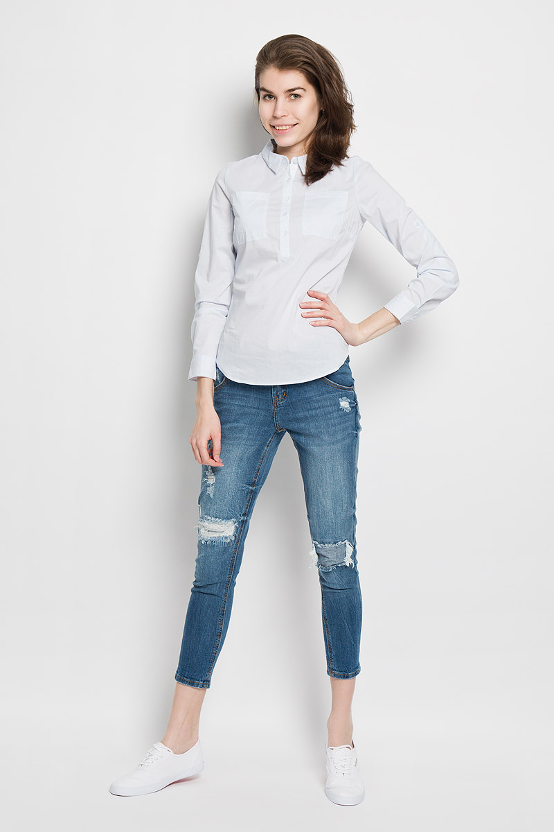 РубашкаB-312/1001-6122 РубашкаB-312/1001-6122Женская рубашка Sela Casual, выполненная из эластичного хлопка с добавлением нейлона, станет модным дополнением к вашему гардеробу. Материал очень мягкий и приятный на ощупь, не сковывает движения и хорошо вентилируется. Рубашка слегка приталенного кроя с отложным воротником и длинными рукавами застегивается сверху на пуговицы. На груди модели предусмотрены два накладных кармана. Длину рукавов можно изменить при помощи хлястиков на пуговицах. Манжеты рукавов также застегиваются на пуговицы. Изделие оформлено принтом в полоску. Современный дизайн и расцветка делают эту рубашку стильным предметом женской одежды. Такая модель подарит вам комфорт в течение всего дня.