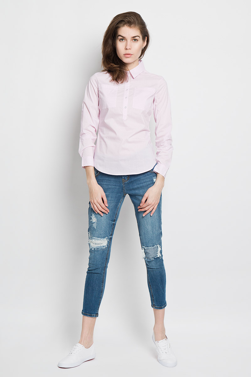 РубашкаB-312/1001-6122 РубашкаB-312/1001-6122Женская рубашка Sela Casual, выполненная из эластичного хлопка с добавлением нейлона, станет модным дополнением к вашему гардеробу. Материал очень мягкий и приятный на ощупь, не сковывает движения и хорошо вентилируется. Рубашка слегка приталенного кроя с отложным воротником и длинными рукавами застегивается сверху на пуговицы. На груди модели предусмотрены два накладных кармана. Длину рукавов можно изменить при помощи хлястиков на пуговицах. Манжеты рукавов также застегиваются на пуговицы. Изделие оформлено принтом в полоску. Современный дизайн и расцветка делают эту рубашку стильным предметом женской одежды. Такая модель подарит вам комфорт в течение всего дня.