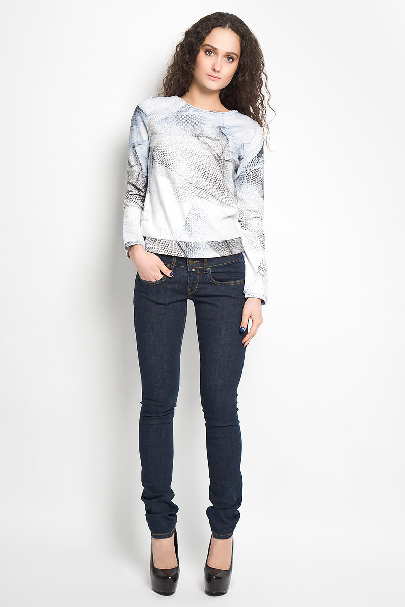 СвитшотB265018 СвитшотB265018Великолепный женский свитшот Calvin Klein Jeans, выполненный из хлопка с добавлением полиэстера, обладает высокой теплопроводностью, воздухопроницаемостью и гигроскопичностью, позволяет коже дышать. Модель с круглым вырезом горловины и длинными рукавами оформлена на спинке застегивается от горловины на металлическую застежку-молнию. Манжеты и низ изделия отделаны эластичной трикотажной резинкой. Спереди модель дополнена небольшим декоративным металлическим элементом с надписью Calvin Klein Jeans. Такой свитшот будет дарить вам комфорт в течение всего дня и послужит замечательным дополнением к вашему гардеробу.