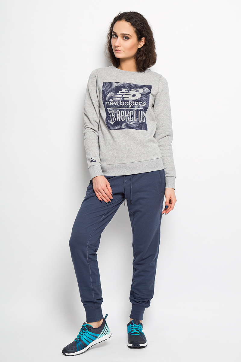СвитшотEWT61720/CNV СвитшотEWT61720/CNVЖенский свитшот New Balance, выполненный из футера, станет идеальным вариантом для создания образа в стиле Casual. Материал очень мягкий и приятный на ощупь, не сковывает движения и хорошо вентилируется. Лицевая сторона изделия гладкая, изнаночная с небольшими петельками. Модель с круглым вырезом горловины и длинными рукавами оформлена принтом логотипа. Вырез горловины, манжеты и низ свитшота дополнены трикотажной резинкой. Такой свитшот будет дарить вам комфорт в течение всего дня и послужит замечательным дополнением к гардеробу.