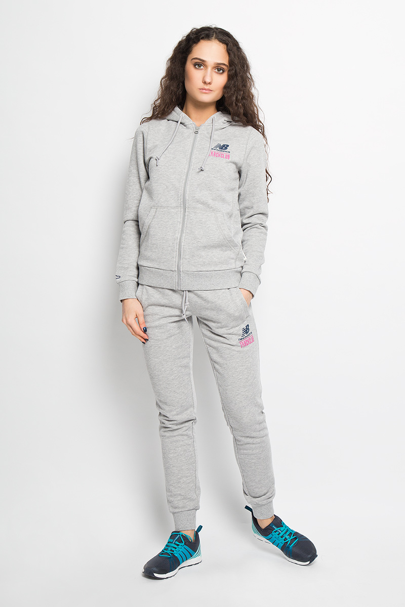 ТолстовкаEWJ61719/ABY ТолстовкаEWJ61719/ABYЖенская толстовка в спортивном стиле New Balance, изготовленная из высококачественного материала, необычайно мягкая и приятная на ощупь, не сковывает движения, обеспечивая наибольший комфорт. Лицевая сторона материала гладкая, а изнаночная - с небольшими петельками, что обеспечивает сохранность тепла и защищает от непогоды. Толстовка с капюшоном и длинными рукавами застегивается на пластиковую застежку-молнию и имеет два накладных вместительных кармана кенгуру. Капюшон с подкладкой затягивается кулисой. Модель имеет широкую мягкую резинку понизу и манжетам, что предотвращает проникновение холодного воздуха. Толстовка декорирована термоаппликацией логотипа бренда на груди, а также вышивкой New Balance на правом рукаве. Эта модная и в то же время комфортная толстовка отличный вариант как для активного отдыха, так и для занятий спортом!
