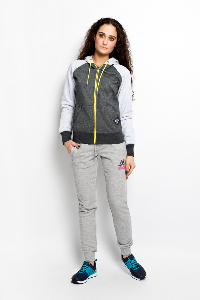 ТолстовкаWJ53506/AG ТолстовкаWJ53506/AGЖенская толстовка в спортивном стиле New Balance, изготовленная из высококачественного материала, необычайно мягкая и приятная на ощупь, не сковывает движения, обеспечивая наибольший комфорт. Лицевая сторона материала гладкая, а изнаночная - с небольшими петельками, что обеспечивает сохранность тепла и защищает от непогоды. Толстовка с капюшоном и длинными рукавами-реглан застегивается на металлическую застежку-молнию и имеет два накладных вместительных кармана кенгуру. Капюшон с подкладкой затягивается кулиской. Модель имеет широкую мягкую резинку по низу и манжетам, что предотвращает проникновение холодного воздуха. Толстовка декорирована нашивкой логотипа бренда на левом кармане. Эта модная и в то же время комфортная толстовка отличный вариант как для активного отдыха, так и для занятий спортом!