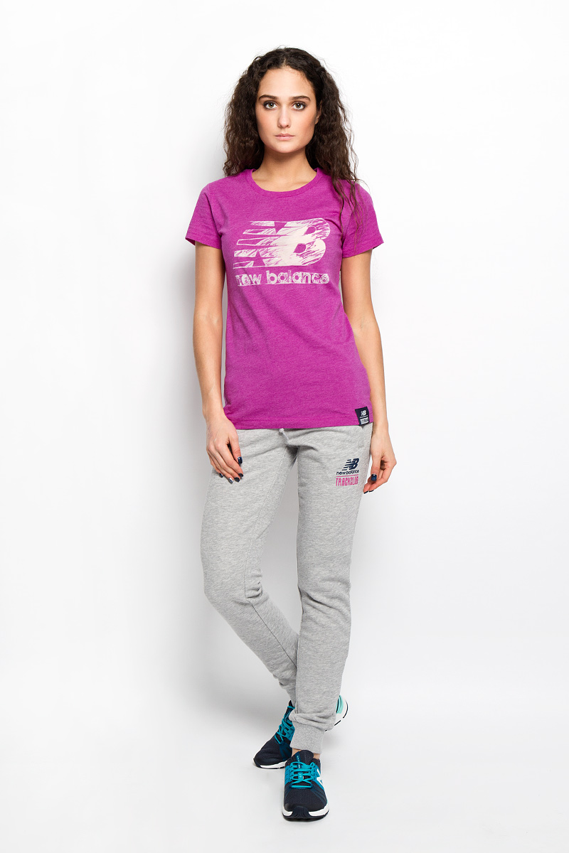 ФутболкаWT53504/AZH ФутболкаWT53504/AZHМодная женская футболка New Balance, выполненная из хлопка и полиэстера, обладает высокой теплопроводностью, воздухопроницаемостью и гигроскопичностью, позволяет коже дышать. Модель с короткими рукавами и круглым вырезом горловины - идеальный вариант для создания стильного образа. На груди изделие оформлено полупрозрачной вставкой в виде логотипа бренда. Такая модель подарит вам комфорт в течение всего дня и послужит замечательным дополнением к вашему гардеробу.