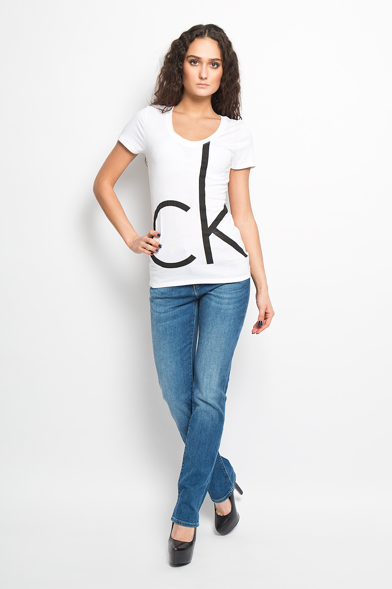 ФутболкаQF1537E ФутболкаQF1537EМодная женская футболка Calvin Klein, выполненная из хлопка и вискозы, обладает высокой теплопроводностью, воздухопроницаемостью и гигроскопичностью, позволяет коже дышать. Модель с короткими рукавами и V-образным вырезом горловины - идеальный вариант для создания стильного образа. Оформлено изделие термоаппликацией в виде эмблемы бренда. Такая модель подарит вам комфорт в течение всего дня и послужит замечательным дополнением к вашему гардеробу.