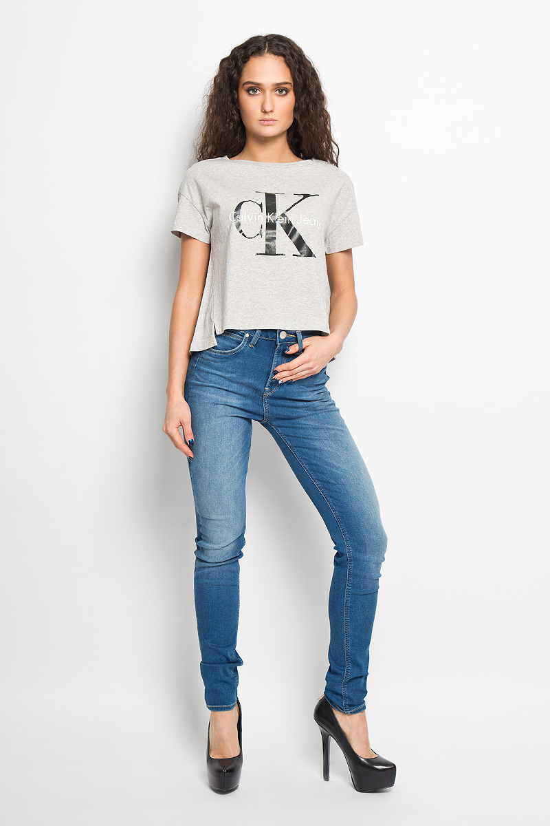 ФутболкаJ2IJ202093_0380 ФутболкаJ2IJ202093_0380Модная женская футболка Calvin Klein выполнена из мягкого натурального хлопка. Материал изделия тактильно приятный, не сковывает движения, позволяет коже дышать. Модель свободного кроя с короткими рукавами и круглым вырезом горловины - идеальный вариант для создания стильного образа. Спинка футболки немного удлинена, по бокам предусмотрены разрезы. На груди изделие оформлено термоаппликацией в виде логотипа бренда. Такая модель подарит вам комфорт в течение всего дня и послужит замечательным дополнением к вашему гардеробу.