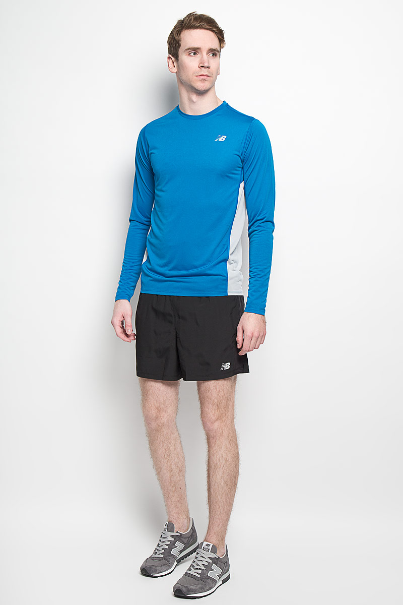 ШортыMS61073/BK ШортыMS61073/BKМужские шорты для бега New Balance станут отличным дополнением к вашему спортивному гардеробу. Они выполнены из полиэстера, благодаря чему великолепно тянутся, удобно сидят и превосходно отводят влагу от тела, оставляя кожу сухой. Модель с широкой эластичной резинкой на поясе дополнена сетчатыми вставками по бокам. Объем талии регулируется при помощи шнурка-кулиски в поясе. Изделие оснащено внутренней несъемной вставкой в виде трусов-слипов. Спереди расположены два втачных кармана. Шорты оформлены небольшим светоотражающим логотипом New Balance. Эти модные свободные шорты идеально подойдут для повседневной носки, а также бега, фитнеса и других спортивных упражнений. В них вы всегда будете чувствовать себя уверенно и комфортно.