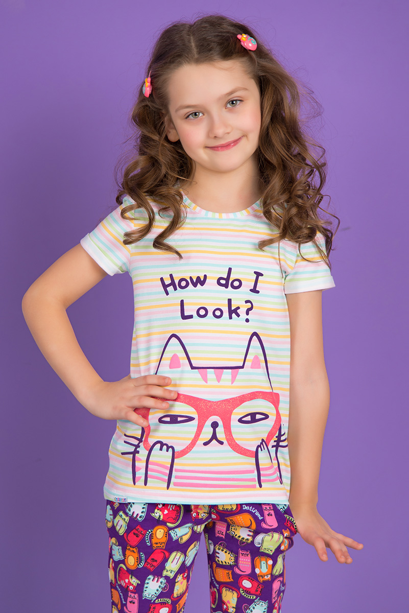 ТуникаSS16-DLUZ-580-a ТуникаSS16-DLUZ-580-aТуника для девочки Detiland с короткими рукавами и круглым вырезом горловины выполнена из эластичного хлопка. Туника застегивается на пластиковую пуговицу на спинке. Модель украшена принтом в полоску и дополнена изображением кота в очках, а также надписью How Do I Look?.