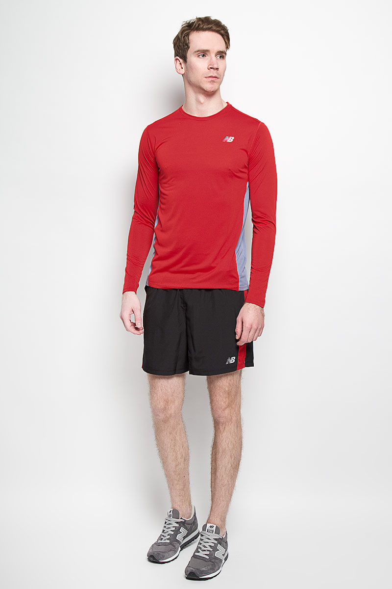 ШортыMS61073/BK ШортыMS61073/BKМужские шорты для бега New Balance станут отличным дополнением к вашему спортивному гардеробу. Они выполнены из полиэстера, благодаря чему великолепно тянутся, удобно сидят и превосходно отводят влагу от тела, оставляя кожу сухой. Модель с широкой эластичной резинкой на поясе дополнена сетчатыми вставками по бокам. Объем талии регулируется при помощи шнурка-кулиски в поясе. Изделие оснащено внутренней несъемной вставкой в виде трусов-слипов. Спереди расположены два втачных кармана. Шорты оформлены небольшим светоотражающим логотипом New Balance. Эти модные свободные шорты идеально подойдут для повседневной носки, а также бега, фитнеса и других спортивных упражнений. В них вы всегда будете чувствовать себя уверенно и комфортно.