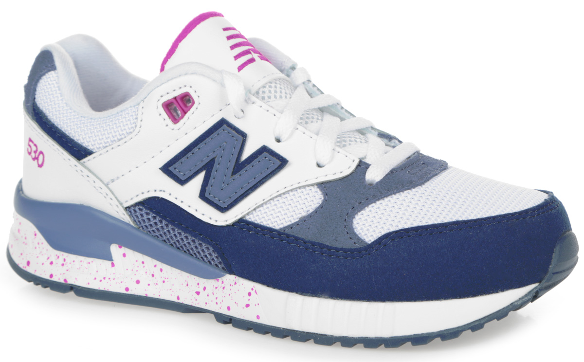 КроссовкиKL530GPP КроссовкиKL530GPPСтильные кроссовки от New Balance придутся по душе вашей девочке. Верх модели выполнен из комбинации натуральной кожи, полиуретана и текстиля. По бокам обувь оформлена нашивками из искусственной кожи в виде фирменного логотипа бренда, на язычке - вышивкой в виде символики бренда, на заднике - вышивкой в виде цифр. Классическая шнуровка надежно зафиксирует изделие на ноге. Мягкая верхняя часть и подкладка, изготовленная из текстиля, гарантируют уют и предотвращают натирание. Стелька из материала EVA с текстильной поверхностью обеспечивает комфорт. Промежуточная подошва из EVA-материала гарантирует отличную амортизацию. Подошва из резины оснащена рифлением для лучшей сцепки с поверхностями. Удобные кроссовки займут достойное место среди коллекции обуви вашей малышки.