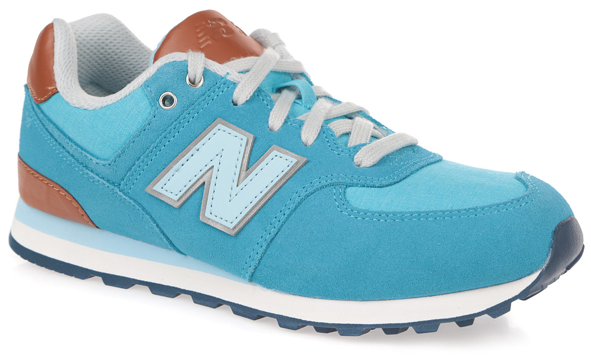 КроссовкиKL574U3P КроссовкиKL574U3PСтильные кроссовки от New Balance придутся по душе вашей девочке. Верх модели выполнен из натуральной кожи со вставками из полиэстера и искусственной кожи. По бокам модель оформлена нашивками в виде фирменного логотипа бренда со светоотражающим эффектом для лучшей видимости в темное время суток, на язычке и заднике - фирменным тиснением. Удобная шнуровка надежно фиксирует модель на ноге. Мягкая верхняя часть и подкладка, выполненная из текстиля, гарантируют уют и предотвращают от натирания. Стелька из материала EVA с текстильной поверхностью обеспечивает комфорт и отличную амортизацию. Перфорация на стельке позволяет ногам дышать. Легкая подошва с рельефным протектором обеспечивает идеальное сцепление с любыми поверхностями. В таких кроссовках ногам вашей девочки будет комфортно и уютно.