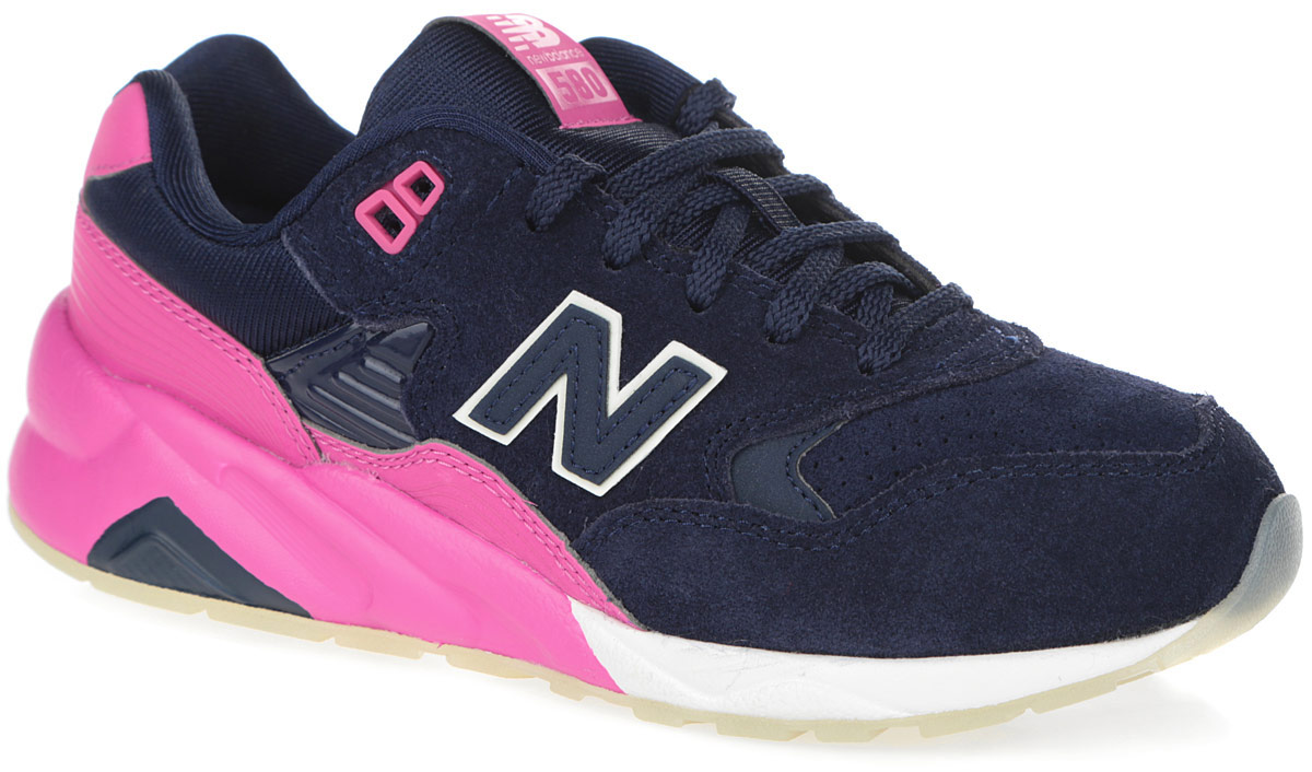 КроссовкиKL580UPP КроссовкиKL580UPPСтильные кроссовки от New Balance придутся по душе вашей девочке. Верх модели выполнен из комбинации натуральной замши, дополненной в передней части легкой перфорацией, искусственной кожи разной фактуры и нейлона. По бокам модель оформлена нашивками в виде фирменного логотипа бренда, на язычке - символикой бренда, на заднике - фирменным принтом. Удобная шнуровка надежно фиксирует модель на ноге. Мягкая верхняя часть и подкладка, выполненная из текстиля, гарантируют уют и предотвращают натирание. Стелька из материала EVA с текстильной поверхностью подарит комфорт и обеспечит отличную амортизацию. Промежуточная подошва из EVA-материала гарантирует отличную амортизацию. Подошва из резины оснащена рифлением для лучшего сцепления с любыми поверхностями. В таких кроссовках вашим ногам будет комфортно и уютно.