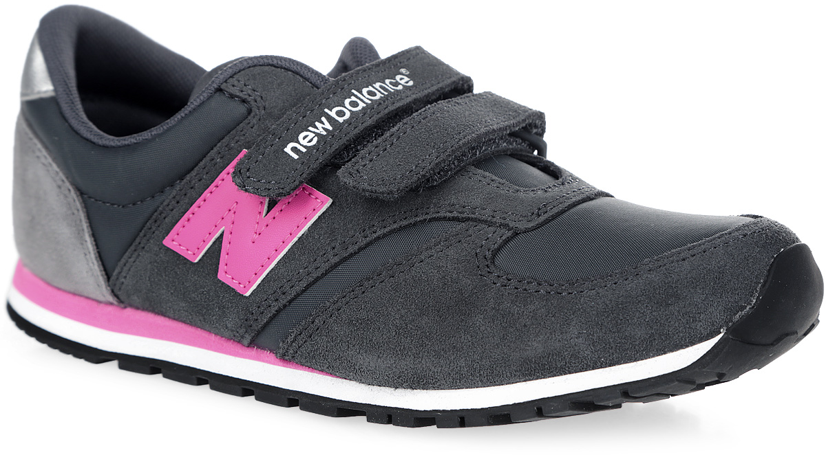 КроссовкиKE420GKY/M КроссовкиKE420GKY/MСтильные кроссовки 420 Hook and Loop от New Balance придутся по душе вашей девочке. Верх модели выполнен из нейлона со вставками натуральной кожи. По бокам модель оформлена нашивками из искусственной кожи в виде фирменного логотипа бренда, на заднике - нашивкой с названием бренда, на язычке - текстильной нашивкой с фирменным логотипом и названием модели. Ремешки с застежками-липучками, один из которых оформлен тисненым названием бренда, надежно фиксируют модель на ноге. Подкладка выполнена из текстиля. Стелька из материала EVA с поверхностью из искусственной кожи обеспечивает комфорт и отличную амортизацию. Подошва с рельефным протектором гарантирует идеальное сцепление с любыми поверхностями. В таких кроссовках ногам вашей девочки будет комфортно и уютно.