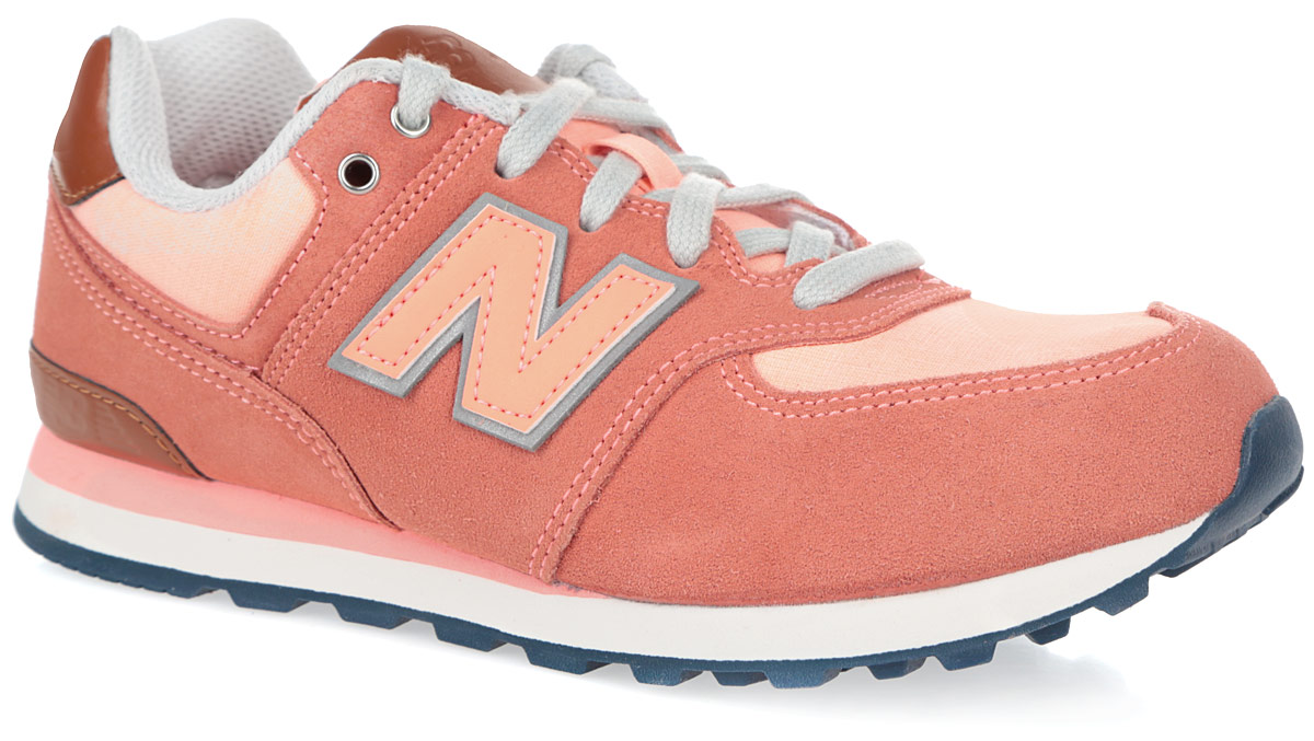КроссовкиKL574U3P КроссовкиKL574U3PСтильные кроссовки от New Balance придутся по душе вашей девочке. Верх модели выполнен из натуральной кожи со вставками из полиэстера и искусственной кожи. По бокам модель оформлена нашивками в виде фирменного логотипа бренда со светоотражающим эффектом для лучшей видимости в темное время суток, на язычке и заднике - фирменным тиснением. Удобная шнуровка надежно фиксирует модель на ноге. Мягкая верхняя часть и подкладка, выполненная из текстиля, гарантируют уют и предотвращают от натирания. Стелька из материала EVA с текстильной поверхностью обеспечивает комфорт и отличную амортизацию. Перфорация на стельке позволяет ногам дышать. Легкая подошва с рельефным протектором обеспечивает идеальное сцепление с любыми поверхностями. В таких кроссовках ногам вашей девочки будет комфортно и уютно.