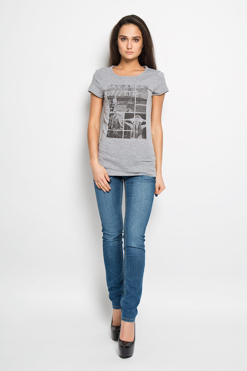 Футболка1034003.01.71 Футболка1034003.01.71Отличная женская футболка Tom Tailor Denim, выполненная из хлопка с добавлением вискозы, приятная на ощупь не сковывает движения и позволяет коже дышать. Модель с круглым вырезом горловины и короткими рукавами спереди оформлена термоаппликацией с оригинальным рисунком и надписями на английском языке. Эта футболка станет отличным дополнением к вашему гардеробу.