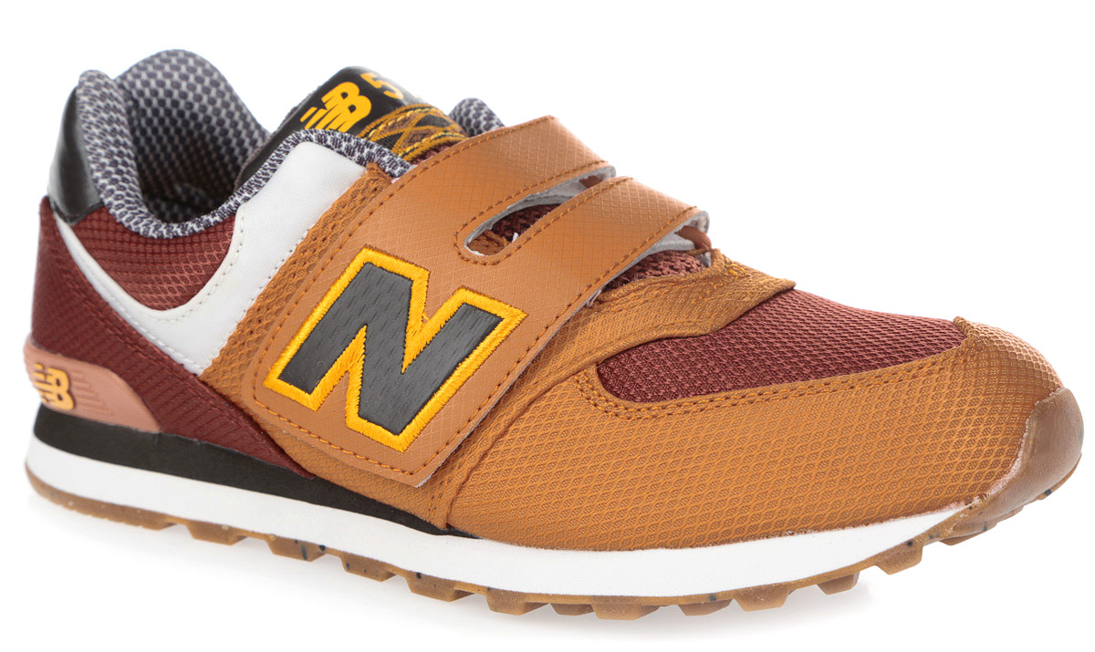 КроссовкиKV574T3Y КроссовкиKV574T3YМодные кроссовки от New Balance придутся по душе вашему мальчику. Верх модели выполнен из текстиля со вставками из нейлона и искусственной кожи. Одна из боковых сторон и ремешок оформлены нашивками из искусственной кожи в виде фирменного логотипа бренда, язычок -фирменным принтом и текстильной нашивкой, задник - символикой бренда и вставкой из пластика. Удобный ремешок на застежке-липучке надежно зафиксирует изделие на ноге. Мягкая верхняя часть и подкладка, изготовленная из текстиля, гарантируют уют и предотвращают натирание. Стелька из материала EVA с текстильной поверхностью, дополненная перфорацией для лучшей проницаемости, обеспечивает комфорт. Подошва из резины оснащена рифлением для лучшей сцепки с поверхностями. Яркие и стильные кроссовки - незаменимая вещь в гардеробе каждого мальчика.