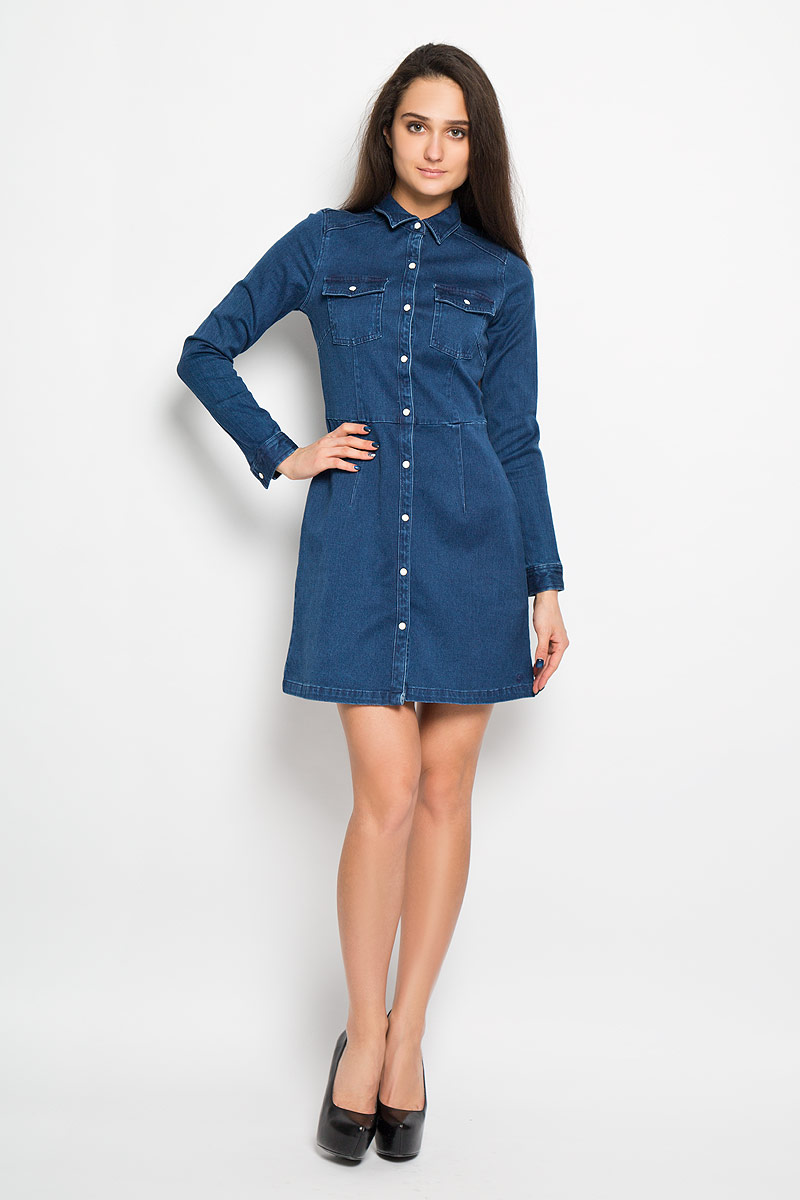 Платье5019062.00.71 Платье5019062.00.71Модное платье Tom Tailor Denim, изготовленное из эластичного хлопка, необычайно мягкое и приятное на ощупь, не сковывает движения, обеспечивая наибольший комфорт. Модель средней длины с отложным воротником и длинными рукавами спереди по всей длине застегивается на кнопки. Низ рукава дополнен манжетом с застежкой-кнопкой. Спереди модель оформлена двумя накладными карманами на клапанах с кнопками. В этом платье вы всегда будете чувствовать себя уверенно, оставаясь в центре внимания.