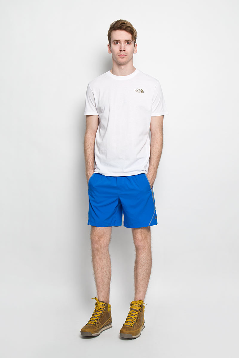 ШортыT0CR3BFVR ШортыT0CR3BFVRМужские шорты The North Face M Voltage Short 7 из серии Mountain Athletics станут отличным дополнением к вашему спортивному гардеробу. Шорты изготовлены из полиэстера с использованием вставок из быстросохнущей ткани FlashDry прекрасно подойдут для тренировок в жаркую погоду. Модель дополнена широкой эластичной резинкой на поясе и имитацией ширинки, объем талии регулируется кулисой с внутренней стороны. Предусмотрены прорезные карманы по бокам. Шорты украшены логотипом The North Face. Мягкие легкие шорты помогут улучшить спортивные результаты. Идеальны для тренировок, пробежек и прогулок.