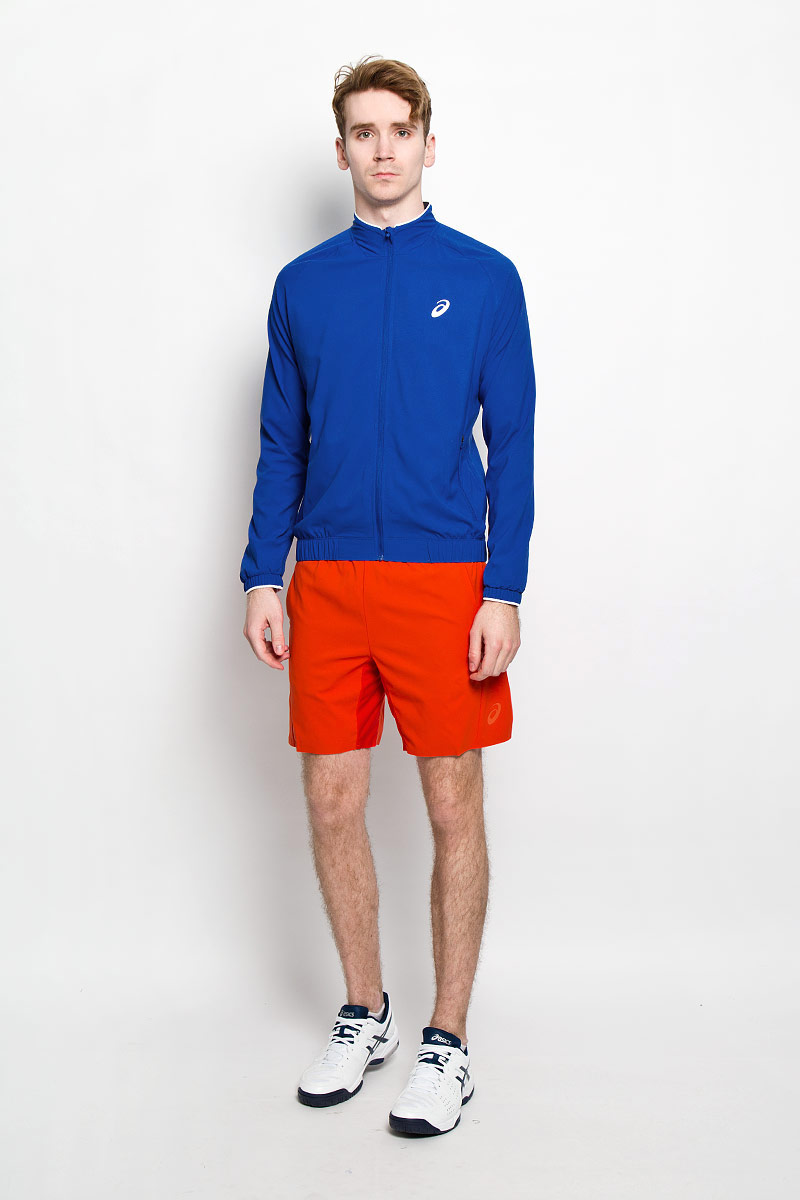 Ветровка130240-8107 Ветровка130240-8107Мужская куртка для тенниса Club Woven Jacket от Asics, изготовленная из полиэстера, специально разработана для спортивных и активных мужчин. Куртка с воротником-стойкой застегивается на застежку-молнию с ветрозащитным клапаном. По бокам модель дополнена двумя втачными карманами на застежках-молниях. На внутренней стороне размещаются два потайных накладных кармана. Спереди куртка оформлена светоотражающим логотипом. Понизу модель дополнена широкой резинкой, что поможет избежать проникновения ветра. Рукава дополнены манжетами на резинках. Стильная куртка будет удобна для выполнения разминки перед выходом на корт. Вы сразу будете готовы выиграть свое первое очко. А после напряженной игры она поможет вам избежать переохлаждения.