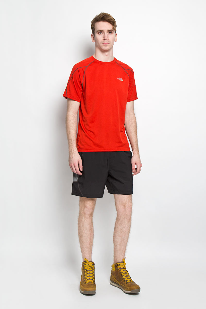 ШортыT0CR3BFVR ШортыT0CR3BFVRМужские шорты The North Face M Voltage Short 7 из серии Mountain Athletics станут отличным дополнением к вашему спортивному гардеробу. Шорты изготовлены из полиэстера с использованием вставок из быстросохнущей ткани FlashDry прекрасно подойдут для тренировок в жаркую погоду. Модель дополнена широкой эластичной резинкой на поясе и имитацией ширинки, объем талии регулируется кулисой с внутренней стороны. Предусмотрены прорезные карманы по бокам. Шорты украшены логотипом The North Face. Мягкие легкие шорты помогут улучшить спортивные результаты. Идеальны для тренировок, пробежек и прогулок.
