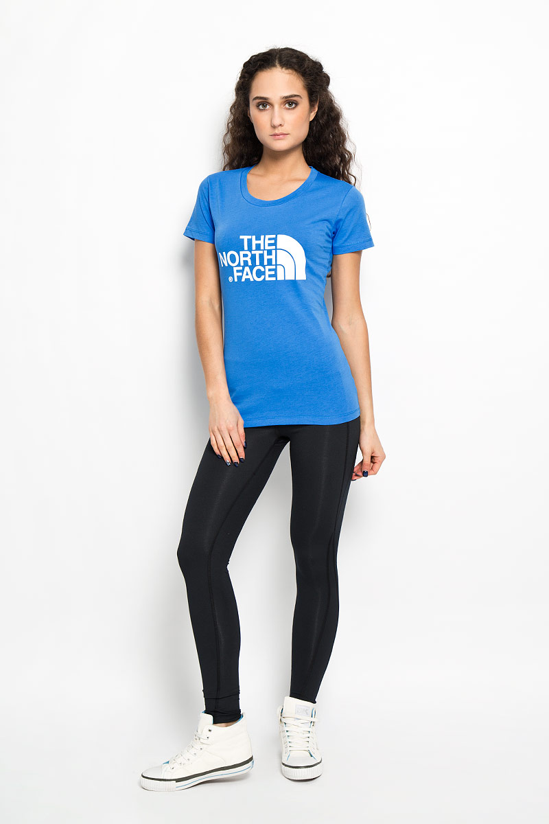 ФутболкаT0C256FN4 ФутболкаT0C256FN4Стильная женская футболка The North Face W S/S Easy Tee, выполненная из натурального хлопка, подарит вам комфорт во время тренировок. Модель с короткими рукавами и круглым вырезом горловины оформлена термоаппликацией в виде эмблемы бренда. Эта футболка - идеальный вариант для создания эффектного образа.