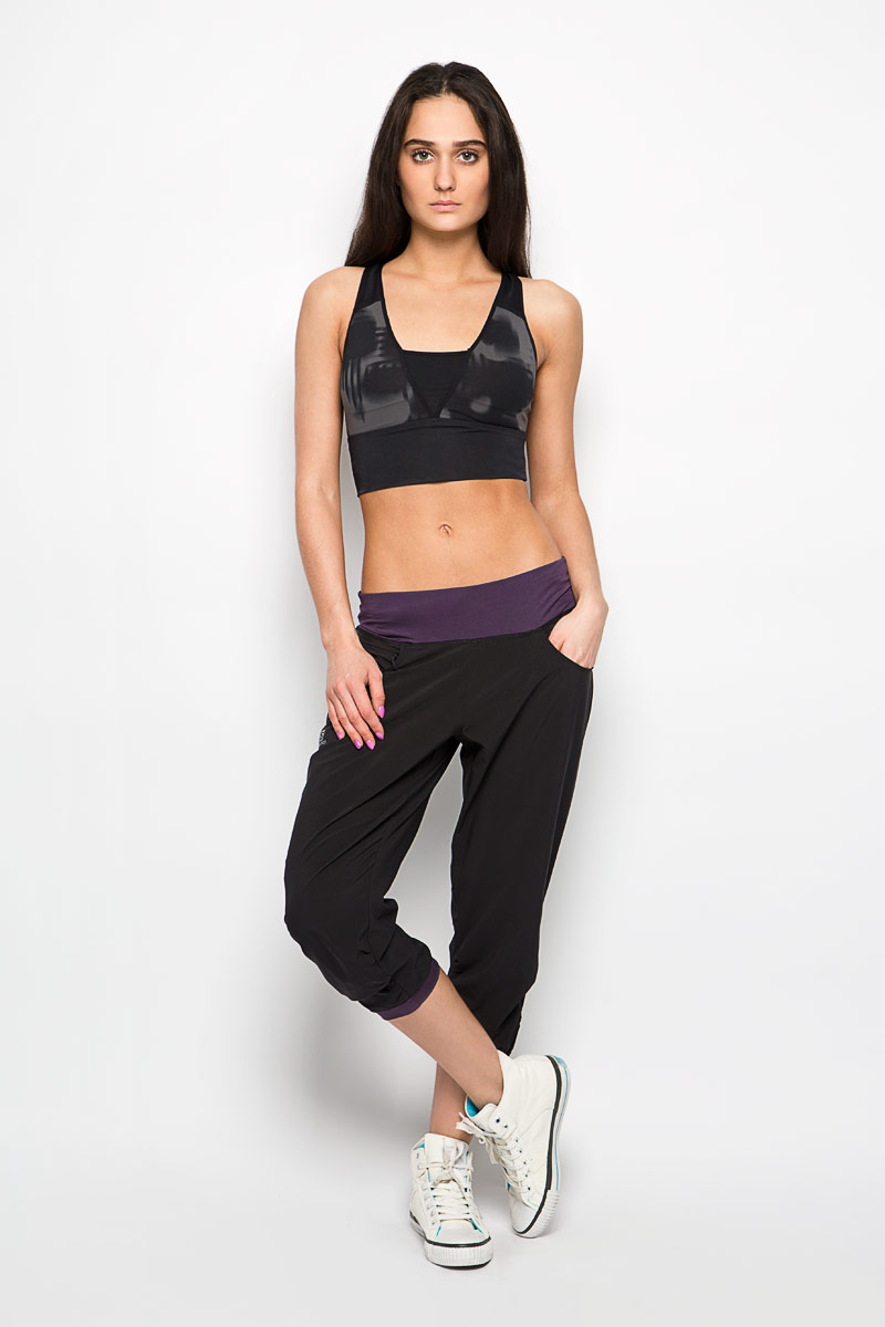 КаприL37957700 КаприL37957700Женские капри для бега Salomon Elevate Capri Pant W, изготовленные из сверхлегкого и дышащего материала с использованием технологии AdvancedSkin ActiveDry и ультрафиолетовой защитой UPF 50, обеспечат комфорт даже при длительных занятиях спортом, практически в любых климатических условиях. Трехуровневая структура материала правильно распределяет циркуляцию воздуха и следит за температурным режимом. Капри необычайно мягкие и приятные на ощупь, не сковывают движения, не раздражают даже самую нежную и чувствительную кожу, обеспечивая наибольший комфорт. Капри на талии имеют широкий эластичный пояс, идеально прилегающий к телу и регулируемый затягивающейся лентой. Спереди предусмотрены прорезные карманы и один секретный кармашек на молнии. Покрой брюк дополнен артикулированными коленями, что обеспечивает свободу движений во время активных занятий спортом. Низ брючин дополнен узкими эластичными манжетами. Изделие украшено светоотражающим логотипом бренда. Такие капри идеально...