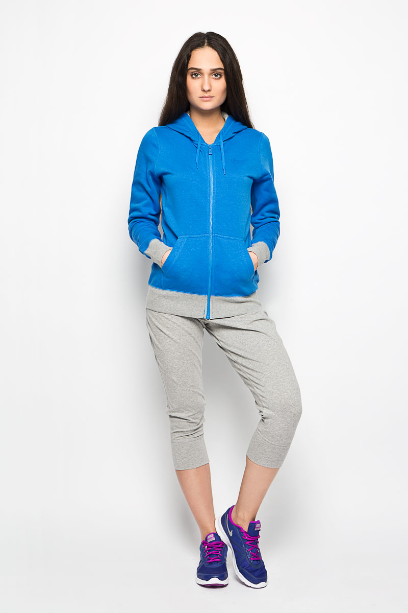 Толстовка611719-435 Толстовка611719-435Женская толстовка в спортивном стиле Nike Club FZ Hoody-Swoosh, изготовленная из высококачественного материала, необычайно мягкая и приятная на ощупь, не сковывает движения, обеспечивая наибольший комфорт. Лицевая сторона материала гладкая, а изнаночная с небольшим начёсом, что обеспечивает сохранность тепла и защищает от непогоды. Толстовка с капюшоном и длинными рукавами застегивается на застежку-молнию. Капюшон с контрастной подкладкой регулируется затягивающимся шнурком. Толстовка оснащена двумя накладными карманами кенгуру. Манжеты и низ изделия дополнен трикотажной резинкой контрастного цвета, что предотвращает проникновение холодного воздуха. Слева на груди вышивка логотипа бренда. Эта модная и в то же время комфортная толстовка отличный вариант как для активного отдыха, так и для занятий спортом!