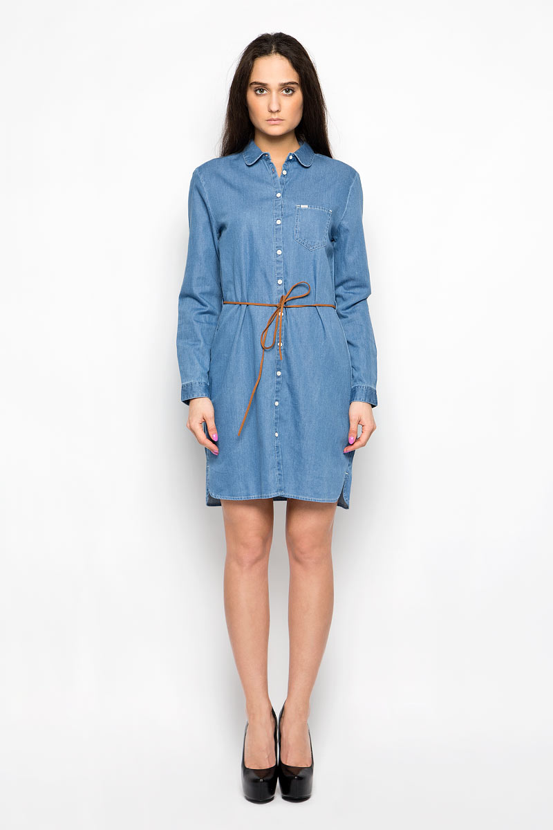 ПлатьеW90485G8E ПлатьеW90485G8EДжинсовое платье Wrangler поможет создать яркий и стильный образ. Изготовленное из натурального хлопка, оно легкое, мягкое и приятное на ощупь, позволяет коже дышать. Модель с отложным воротником и длинными рукавами застегивается по всей длине на пуговицы. На груди расположен накладной карман. Манжеты на рукавах имеют застежки-пуговицы. На поясе платье дополнено узким пояском со шлевками. По бокам предусмотрены небольшие разрезы. Такое платье займет достойное место в вашем гардеробе, а также подарит вам комфорт в течение всего дня.