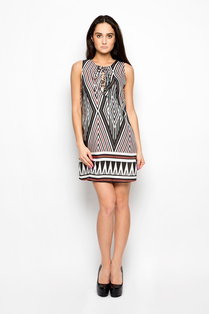 ПлатьеCK2880A_Black Coral Zig Zag ПлатьеCK2880A_Black Coral Zig ZagПлатье Glamorous поможет создать яркий и стильный образ. Изготовленное из тонкой полупрозрачной ткани оно легкое, приятное на ощупь, хорошо вентилируется. Подкладка выполнена из полиэстера. Модель с круглым вырезом горловины дополнена спереди шнуровкой. Изделие оформлено контрастным геометрическим принтом. Такое платье займет достойное место в вашем гардеробе, а также подарит вам комфорт в течение всего дня.
