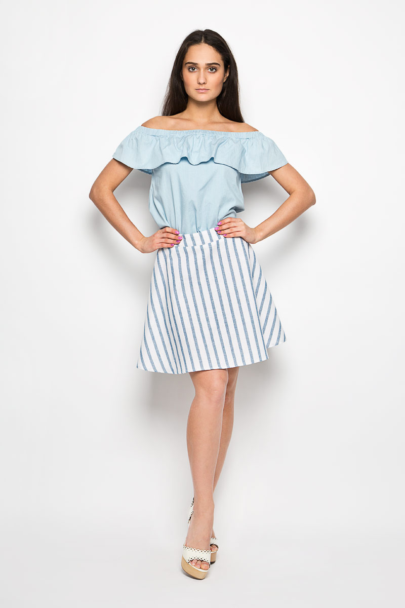 ЮбкаCK2832A WHITE LIGHT BLUE STRIPE ЮбкаCK2832A WHITE LIGHT BLUE STRIPEЭффектная юбка Glamorous поможет создать оригинальный женственный образ. Изготовленная из натурального хлопка, она позволяет коже дышать, не сковывает движения и обеспечивает удобство при носке. Модель конического кроя имеет пришивной пояс и застегивается сзади на металлический крючок и застежку-молнию. Оформлено изделие принтом в полоску. Стильная юбка займет достойное место в вашем гардеробе и будет дарить вам комфорт в течение всего дня.