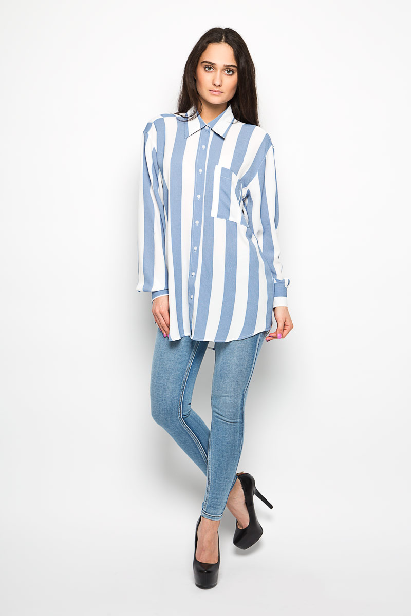 БлузкаNW0079A WHITE BLUE WIDE STRIPE БлузкаNW0079A WHITE BLUE WIDE STRIPEЖенская блузка Glamorous, выполненная из эластичного материала, прекрасно дополнит ваш образ. Материал изделия очень легкий, приятный на ощупь, не сковывает движения и хорошо вентилируется. Блузка с отложным воротником и длинными рукавами спереди застегивается на пуговицы по всей длине. Манжеты также имеют застежки-пуговицы. На груди изделие дополнено накладным карманом. Спинка модели удлинена. Оформлено изделие принтом в полоску. Такая блузка будет дарить вам комфорт в течение всего дня и станет стильным дополнением к вашему гардеробу.