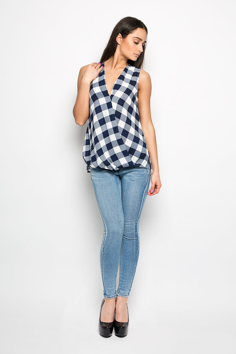 ТопKA5096_NAVY LARGE GINGHAM ТопKA5096_NAVY LARGE GINGHAMЖенский топ Glamorous, выполненный из полиэстера, станет прекрасным дополнением к вашему гардеробу. Модель без рукавов с V-образным вырезом горловины спереди дополнена крупными складками. В боковых швах обработаны небольшие разрезы. Спинка немного удлинена. По всей поверхности топ дополнен оригинальным принтом в клетку. Современный дизайн и расцветка делают этот топ стильным и ярким предметом женской одежды. Он отлично дополнит ваш образ и позволит выделится из толпы.
