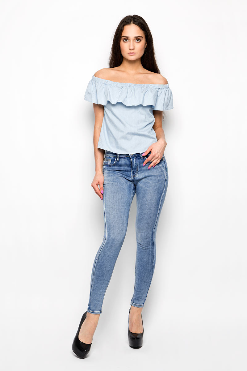 ТопCK3005_Light Blue Chambray ТопCK3005_Light Blue ChambrayЖенский топ Glamorous, выполненный из лиоцелла и хлопка, эффектно дополнит ваш образ. Изделие мягкое и приятное на ощупь, не сковывает движения и хорошо вентилируется. Топ имеет эластичный вырез горловины Анжелика, декорированный широкой оборкой. Современный дизайн и расцветка модели подчеркнут вашу индивидуальность и неповторимый стиль.