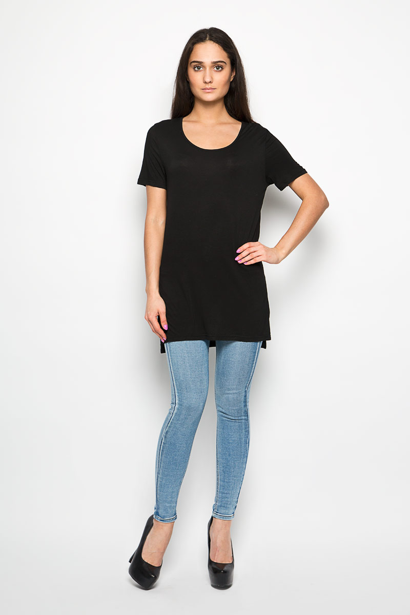 ФутболкаCK1657_Black ФутболкаCK1657_BlackОригинальная женская футболка Glamorous, выполнена из вискозы с добавлением эластана. Модель с круглым вырезом горловины и короткими рукавами. В боковых швах обработаны разрезы. Спинка намного удлинена. Эта футболка станет отличным дополнением к вашему гардеробу.