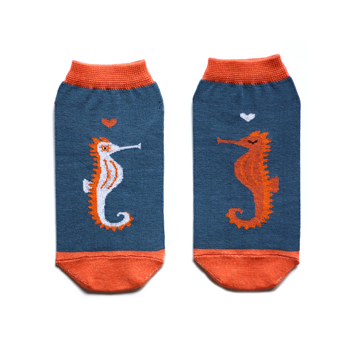 Носкиca1932 Носкиca1932Укороченные мужские носки Big Bang Socks изготовлены из высококачественного хлопка с добавлением полиамидных и эластановых волокон, которые обеспечивают великолепную посадку. Носки отличаются ярким стильным дизайном, они оформлены изображением морских коньков. Удобная резинка идеально облегает ногу и не пережимает сосуды, а усиленные пятка и мысок повышают износоустойчивость носка. Дизайнерские носки Big Bang Socks - яркая деталь в вашем образе и оригинальный подарок для друзей и близких.