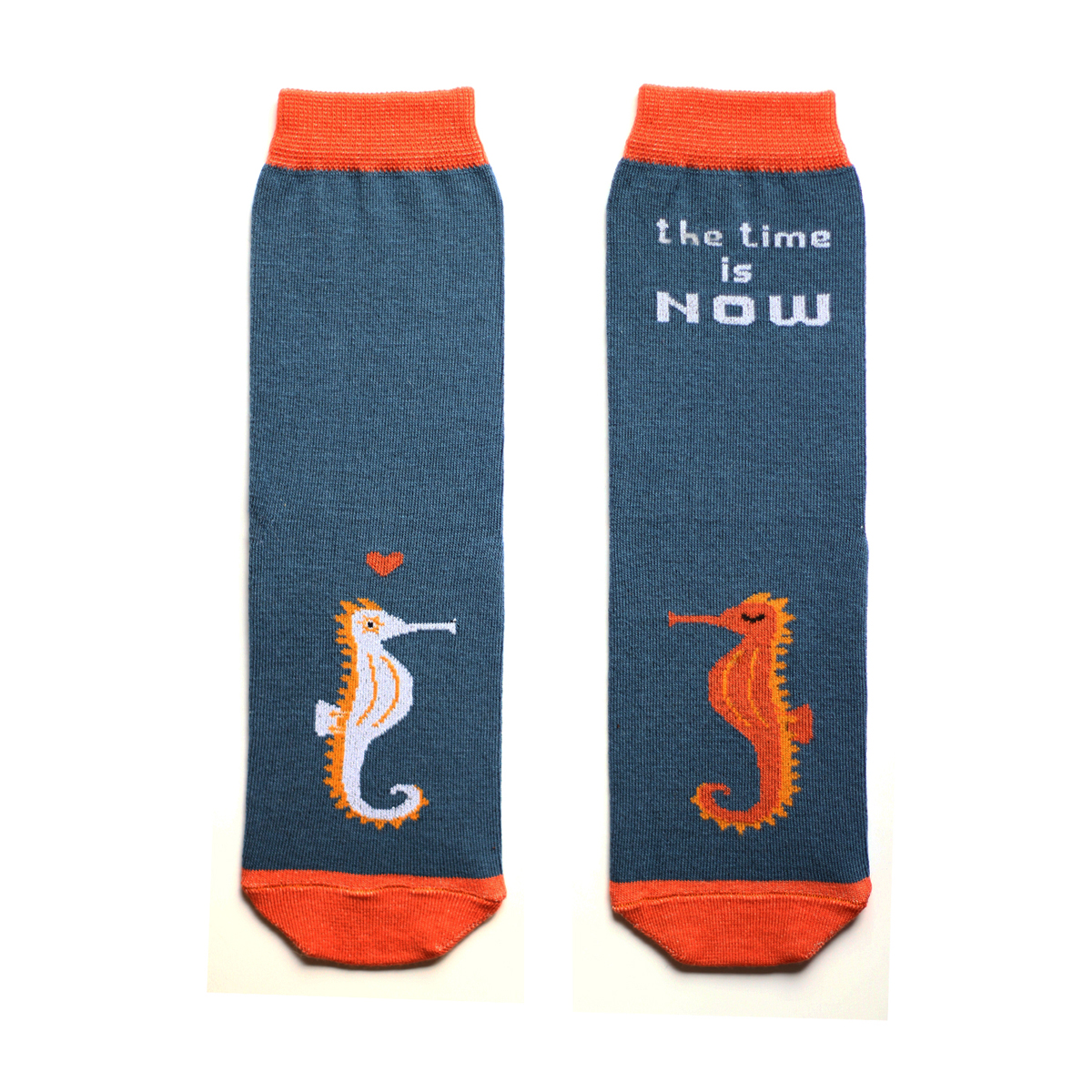 Носкиca1921 Носкиca1921Яркие женские носки Big Bang Socks изготовлены из высококачественного хлопка с добавлением полиамидных и эластановых волокон, которые обеспечивают великолепную посадку. Носки отличаются ярким стильным дизайном, они оформлены изображением морских коньков и надписью: The time is now. Удобная резинка идеально облегает ногу и не пережимает сосуды, усиленные пятка и мысок повышают износоустойчивость носка, а удлиненный паголенок придает более эстетичный вид. Дизайнерские носки Big Bang Socks - яркая деталь в вашем образе и оригинальный подарок для друзей и близких.