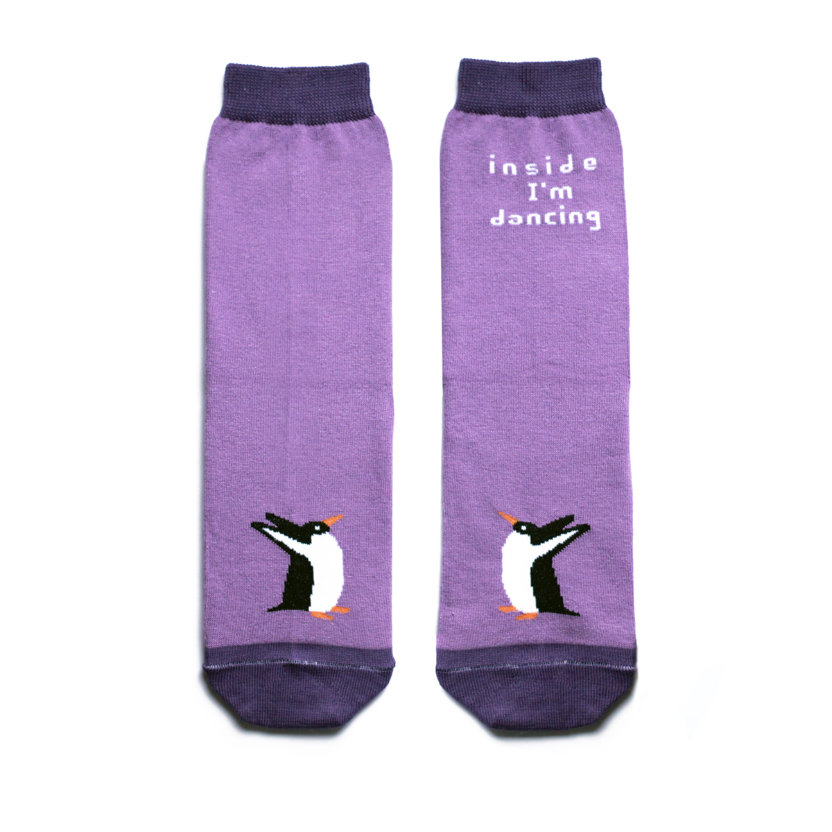 Носкиca1721 Носкиca1721Яркие женские носки Big Bang Socks изготовлены из высококачественного хлопка с добавлением полиамидных и эластановых волокон, которые обеспечивают великолепную посадку. Носки отличаются ярким стильным дизайном, они оформлены изображением пингвинов и надписью: Inside Im dancing. Удобная резинка идеально облегает ногу и не пережимает сосуды, усиленные пятка и мысок повышают износоустойчивость носка, а удлиненный паголенок придает более эстетичный вид. Дизайнерские носки Big Bang Socks - яркая деталь в вашем образе и оригинальный подарок для друзей и близких.