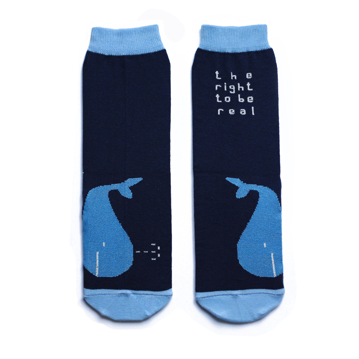 Носкиca1321 Носкиca1321Яркие женские носки Big Bang Socks изготовлены из высококачественного хлопка с добавлением полиамидных и эластановых волокон, которые обеспечивают великолепную посадку. Носки отличаются ярким стильным дизайном, они оформлены изображением кита и надписью: The right to be real. Удобная резинка идеально облегает ногу и не пережимает сосуды, усиленные пятка и мысок повышают износоустойчивость носка, а удлиненный паголенок придает более эстетичный вид. Дизайнерские носки Big Bang Socks - яркая деталь в вашем образе и оригинальный подарок для друзей и близких.