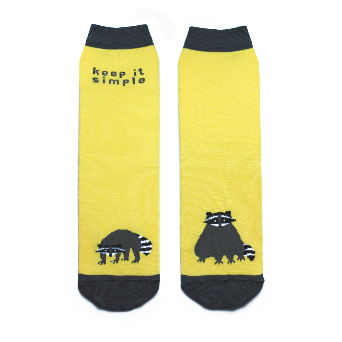 Носкиca1231 Носкиca1231Мужские носки Big Bang Socks изготовлены из высококачественного хлопка с добавлением полиамидных и эластановых волокон, которые обеспечивают великолепную посадку. Носки отличаются ярким стильным дизайном, они оформлены изображением енота и надписью: Keep it simple. Удобная широкая резинка идеально облегает ногу и не пережимает сосуды, усиленные пятка и мысок повышают износоустойчивость носка, а удлиненный паголенок придает более эстетичный вид. Дизайнерские носки Big Bang Socks - яркая деталь в вашем образе и оригинальный подарок для друзей и близких.