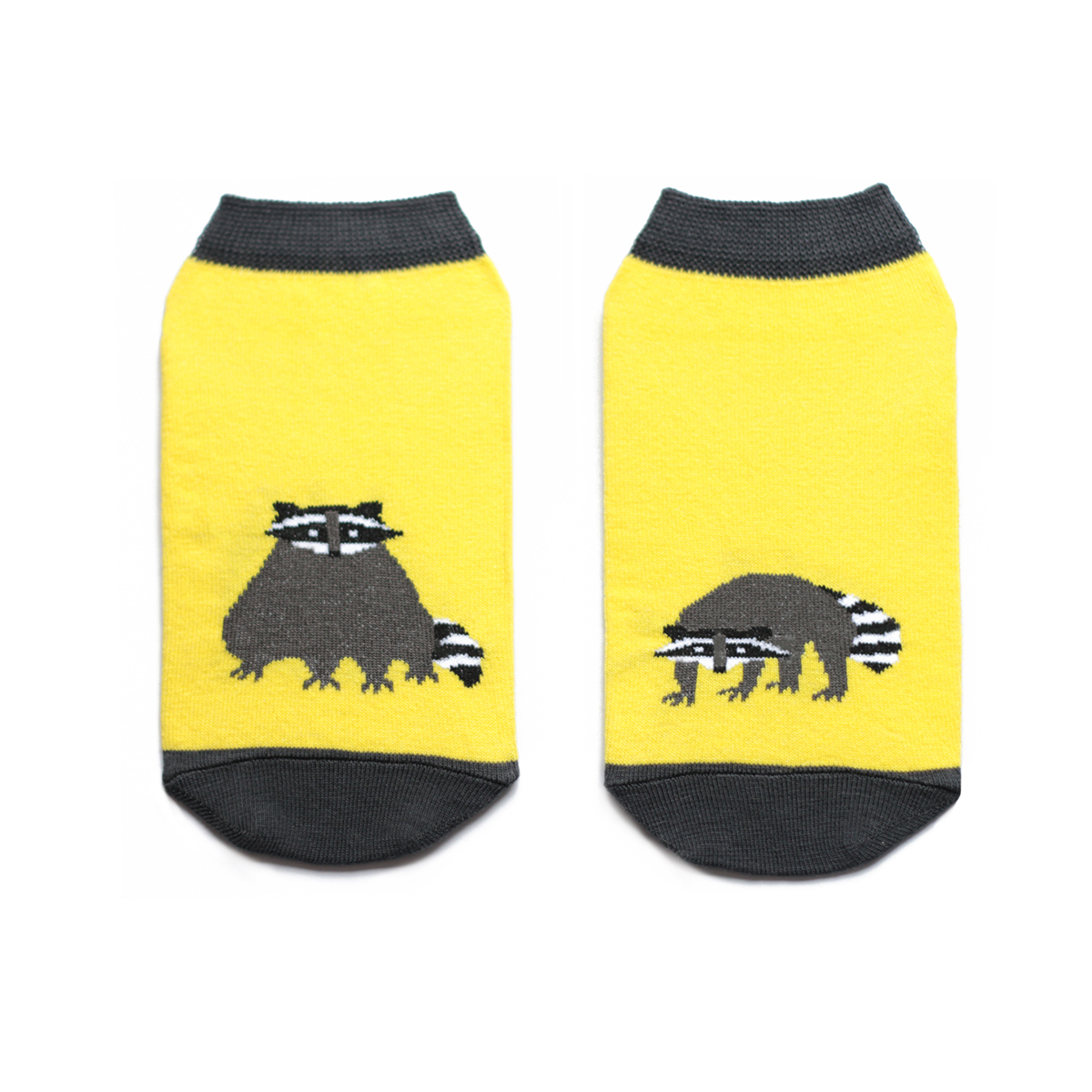 Носкиca1222 Носкиca1222Укороченные женские носки Big Bang Socks изготовлены из высококачественного хлопка с добавлением полиамидных и эластановых волокон, которые обеспечивают великолепную посадку. Носки отличаются ярким стильным дизайном, они оформлены изображением енота. Удобная резинка идеально облегает ногу и не пережимает сосуды, а усиленные пятка и мысок повышают износоустойчивость носка. Дизайнерские носки Big Bang Socks - яркая деталь в вашем образе и оригинальный подарок для друзей и близких.