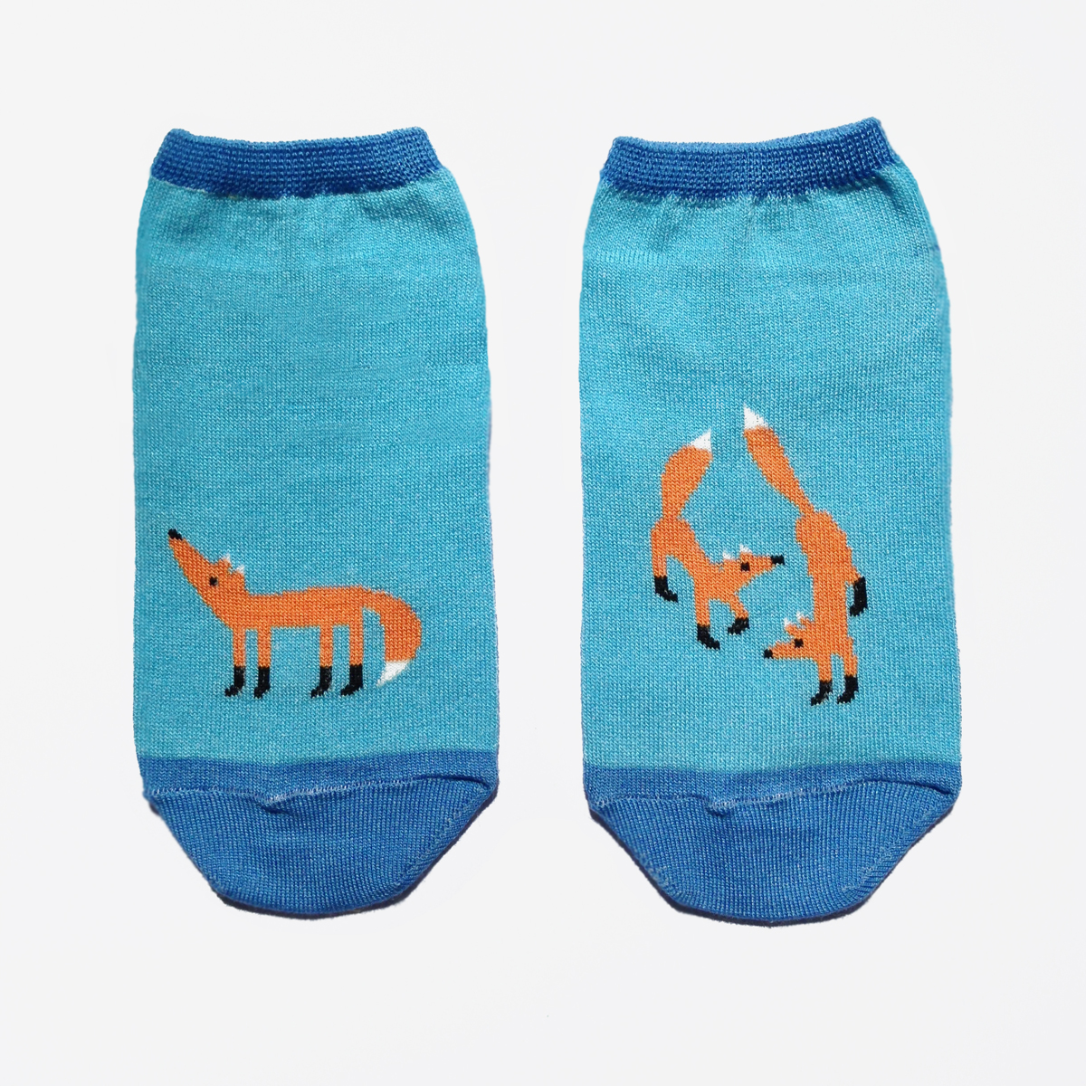 Носкиca1122 Носкиca1122Укороченные женские носки Big Bang Socks изготовлены из высококачественного хлопка с добавлением полиамидных и эластановых волокон, которые обеспечивают великолепную посадку. Носки отличаются ярким стильным дизайном, они оформлены изображением лисичек. Удобная резинка идеально облегает ногу и не пережимает сосуды, а усиленные пятка и мысок повышают износоустойчивость носка. Дизайнерские носки Big Bang Socks - яркая деталь в вашем образе и оригинальный подарок для друзей и близких.