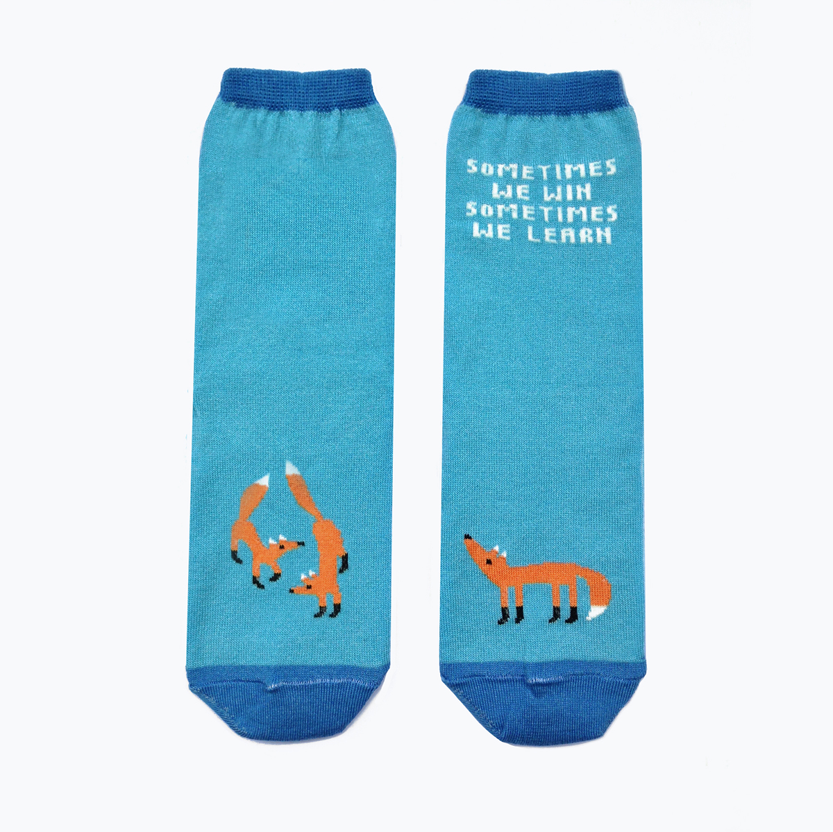 Носкиca1121 Носкиca1121Яркие женские носки Big Bang Socks изготовлены из высококачественного хлопка с добавлением полиамидных и эластановых волокон, которые обеспечивают великолепную посадку. Носки отличаются ярким стильным дизайном, они оформлены изображением лисичек и надписью: Sometimes we win sometimes we learn. Удобная резинка идеально облегает ногу и не пережимает сосуды, усиленные пятка и мысок повышают износоустойчивость носка, а удлиненный паголенок придает более эстетичный вид. Дизайнерские носки Big Bang Socks - яркая деталь в вашем образе и оригинальный подарок для друзей и близких.