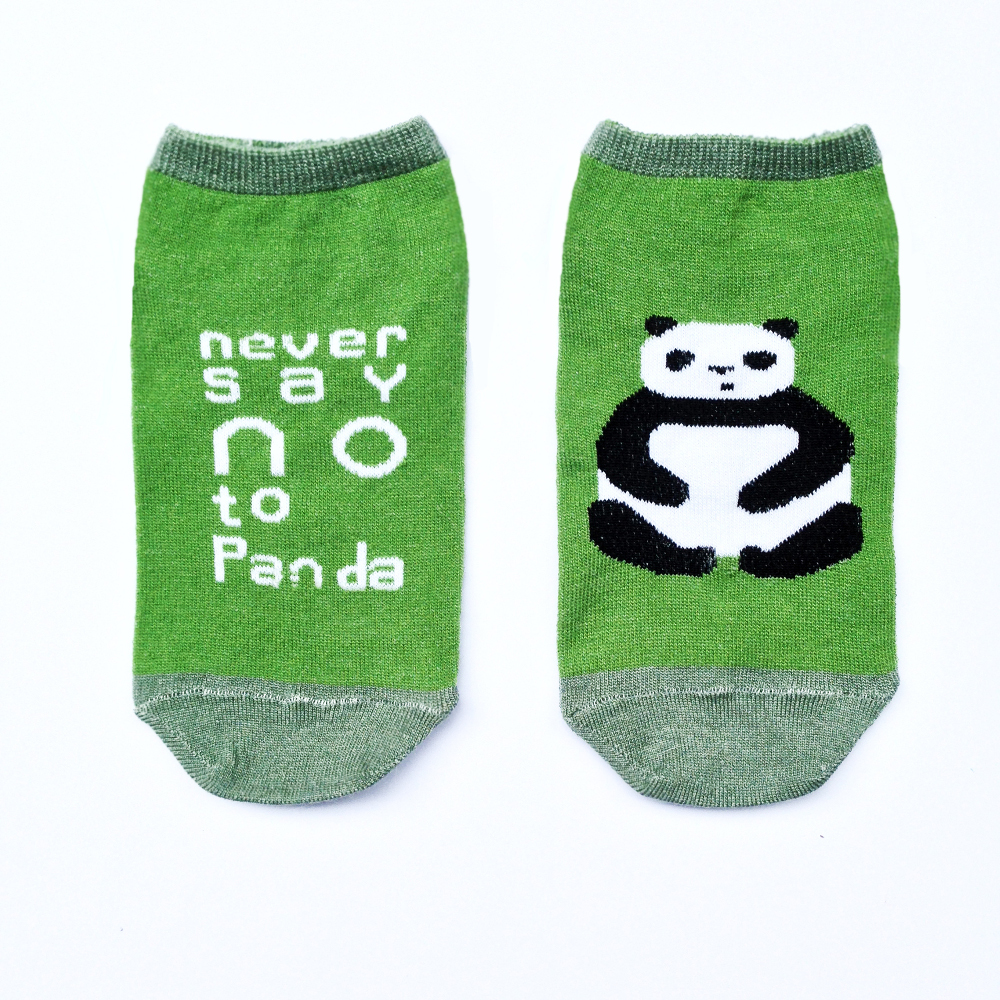 Носкиn132 Носкиn132Укороченные мужские носки Big Bang Socks изготовлены из высококачественного хлопка с добавлением полиамидных и эластановых волокон, которые обеспечивают великолепную посадку. Носки отличаются ярким стильным дизайном, они оформлены изображением панды и надписью: Never say NO to Panda. Удобная резинка идеально облегает ногу и не пережимает сосуды, а усиленные пятка и мысок повышают износоустойчивость носка. Дизайнерские носки Big Bang Socks - яркая деталь в вашем образе и оригинальный подарок для друзей и близких.