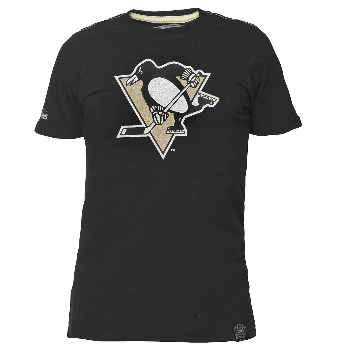 Футболка мужская Pittsburgh Penguins. 2929950 Футболка мужская Pittsburgh Penguins. 2929950Мужская футболка NHL Pittsburgh Penguins, выполненная из натурального хлопка, порадует любого поклонника знаменитого хоккейного клуба. Материал очень мягкий и приятный на ощупь, не сковывает движения и позволяет коже дышать. Футболка с короткими рукавами имеет круглый вырез горловины, дополненный трикотажной резинкой. Изделие оформлено термоаппликацией в виде логотипа хоккейного клуба Pittsburgh Penguins, а также украшено небольшой текстильной нашивкой. Такая модель отлично подойдет для повседневной носки и подарит вам комфорт в течение всего дня! УВАЖАЕМЫЕ КЛИЕНТЫ! Обращаем ваше внимание на возможные незначительные изменения в дизайне нашивки.