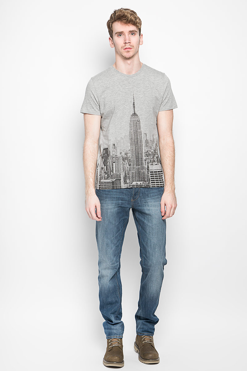 Футболка мужская. Ts-211/968-6215Ts-211/968-6215 Футболка мужская. Ts-211/968-6215Ts-211/968-6215Мужская футболка Sela, выполненная из хлопка с добавлением вискозы, станет модным дополнением к вашему гардеробу. Материал изделия мягкий и приятный на ощупь, не сковывает движения и позволяет коже дышать. Футболка с короткими рукавами имеет круглый вырез горловины, дополненный трикотажной резинкой. Изделие оформлено спереди крупным принтом с изображением городского пейзажа. Дизайн и расцветка делают эту футболку стильным предметом мужской одежды, она поможет создать отличный современный образ.