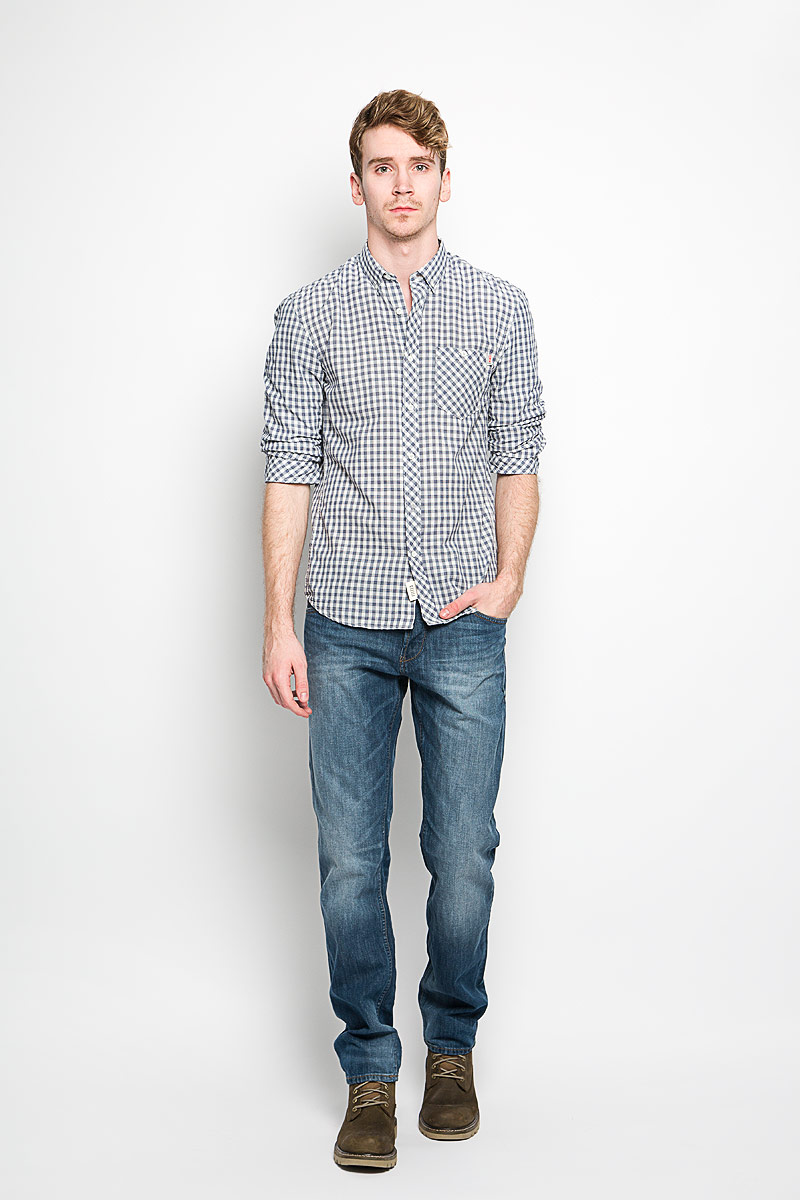 Рубашка2031626.62.12_6814 Рубашка2031626.62.12_6814Мужская рубашка Tom Tailor Denim, выполненная из натурального хлопка, идеально дополнит ваш образ. Материал мягкий и приятный на ощупь, не сковывает движения и позволяет коже дышать. Рубашка классического кроя с рукавами в сборку и отложным воротником застегивается на пуговицы по всей длине. Края воротника и манжеты на рукавах также застегиваются на пуговицы. На груди модель дополнена накладным карманом. Такая модель будет дарить вам комфорт в течение всего дня и станет стильным дополнением к вашему гардеробу.