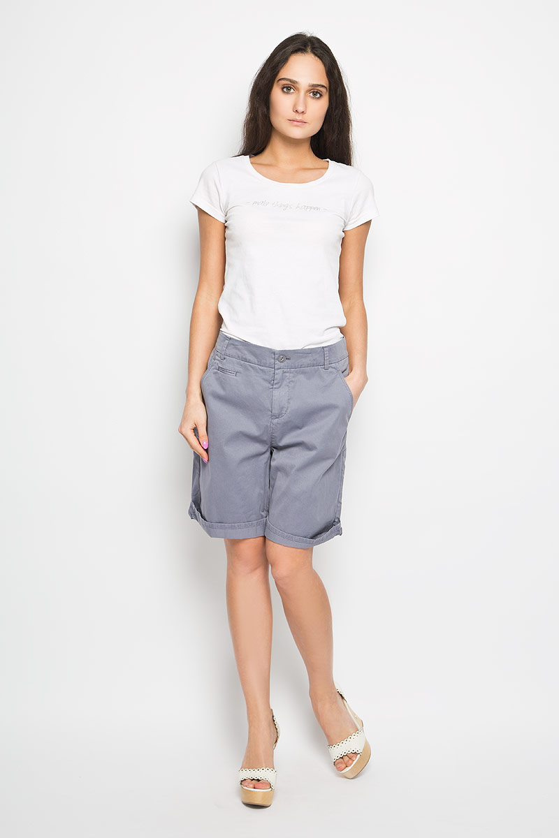 Шорты41515001 Шорты41515001Стильные женские шорты Marc O`Polo, изготовленные из натурального хлопка, мягкие и приятные на ощупь, не сковывают движения, обеспечивая наибольший комфорт. Модель с ширинкой на металлической застежке-молнии на талии застегивается на две пуговицы, имеются шлевки для ремня. Спереди шорты дополнены двумя втачными карманами с косыми краями и маленьким прорезным кармашком, сзади имеются два накладных кармана с клапанами на скрытых пуговицах. Низ штанин при желании можно отвернуть. Эти шорты идеальный вариант на жаркие летние дни.