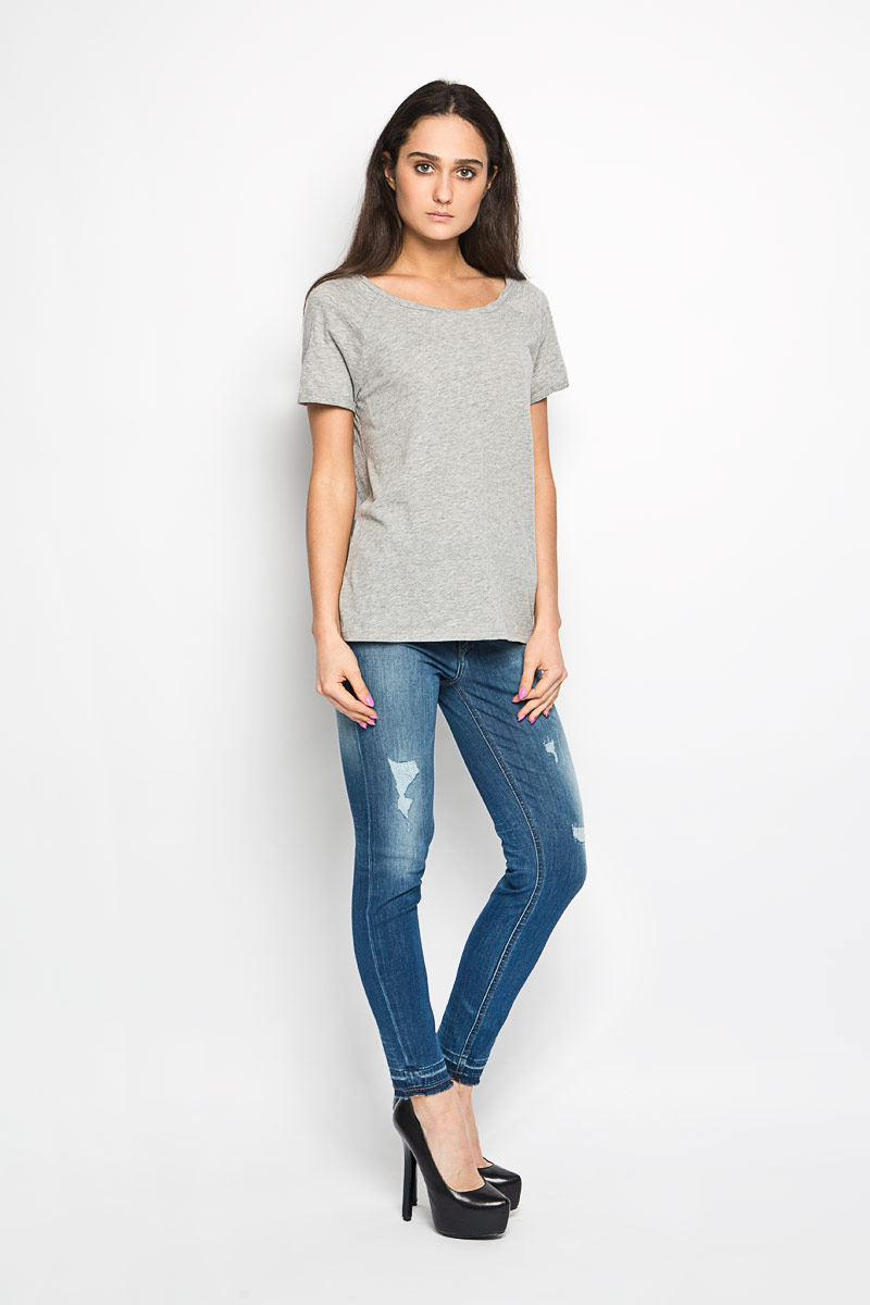 Футболка1034363.00.71_2707 Футболка1034363.00.71_2707Женская футболка Tom Tailor Denim поможет создать отличный современный образ. Модель изготовлена из натурального хлопка, очень мягкая, тактильно приятная, не сковывает движения и хорошо пропускает воздух. Футболка с круглым вырезом горловины и короткими рукавами выполнена в лаконичном дизайне. Вырез горловины имеет волнистые края. На рукавах предусмотрены декоративные отвороты. Такая футболка идеальный вариант для тех, кто ценит комфорт и практичность.