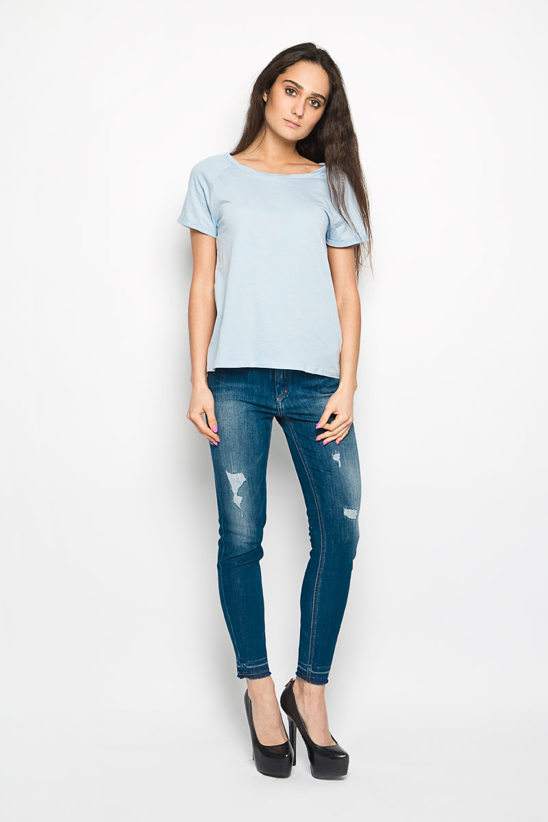 Футболка1034363.00.71_2707 Футболка1034363.00.71_2707Женская футболка Tom Tailor Denim поможет создать отличный современный образ. Модель изготовлена из натурального хлопка, очень мягкая, тактильно приятная, не сковывает движения и хорошо пропускает воздух. Футболка с круглым вырезом горловины и короткими рукавами выполнена в лаконичном дизайне. Вырез горловины имеет волнистые края. На рукавах предусмотрены декоративные отвороты. Такая футболка идеальный вариант для тех, кто ценит комфорт и практичность.
